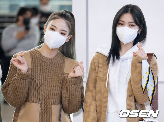 Group ITZY (ITZY) departed for Jeju Island via Gimpo International Airport to attend the Brand event on the afternoon of the 9th.ITZY (ITZY) Lia, Ryu Jin pose for reporters. 2021.11.09