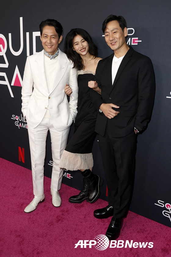 On the 8th (local time), the Netflix Cuttlefish Game screening event was held at United States of America LA.Lee Jung-jae, Park Hae Soo, and Jung Ho-yeon, the main characters of the work, came up with the red carpet event of Cuttlefish Game.Lee Jung-jae and Park Hae Soo Jung Ho-yeon recently attended LACMA Art + Film Gala Event in United States of America and are continuing their active activities such as attending Netflix Event.