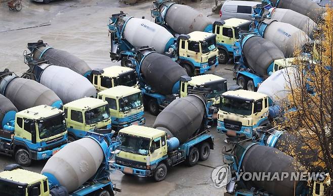 요소수 품귀에 시멘트·레미콘사도 비상 (안양=연합뉴스) 홍기원 기자 = 전국적으로 요소수 품귀현상이 지속되면서 시멘트·레미콘 등 건설자재 유통에도 비상이 걸린 9일 오후 경기도 안양시의 한 레미콘 공장에서 레미콘 차량이 이동하고 있다. 2021.11.9 xanadu@yna.co.kr