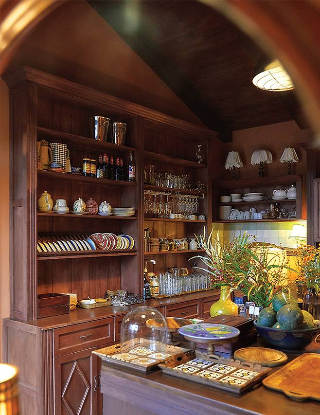 부엌의 목재 선반과 가구는 두 형제가 직접 제작한 것.