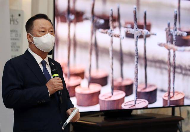 박용만 전 대한상공회의소 회장이 10월 29일 이탈리아 로마 산티냐시오 디 로욜라 성당에서 열린 ‘철조망 평화가 되다’ 전시회와 관련된 설명을 하고 있다. 이날 전시회에는 문재인 대통령과 김정숙 여사가 참석했다. 로마=뉴시스
