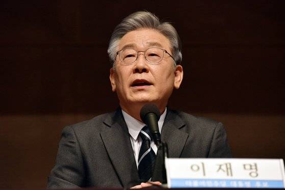 이재명 더불어민주당 대선후보가 10일 서울 중구 한국프레스센터에서 열린 관훈클럽 초청 토론회에서 질문에 답하고 있다. 뉴스1