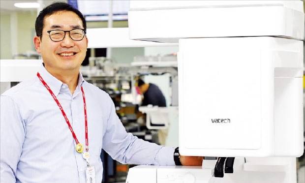 현정훈 대표가 방사선 노출량을 줄인 저선량 치과용 CT 제품을 소개하고 있다. 바텍 제공