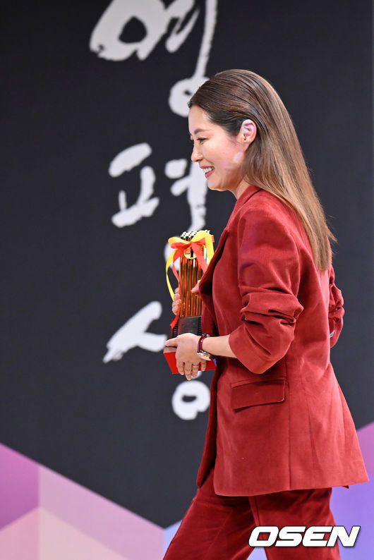 The 41st Korea Film Critics Association Award ceremony was held at the KG Tower Harmony Hall in Sunhwa-dong, Seoul on the afternoon of the 10th.Three Sisters Actor Moon So-ri, who has won the Best Actress Award, is taking the stage with a trophy. 2021.11.10