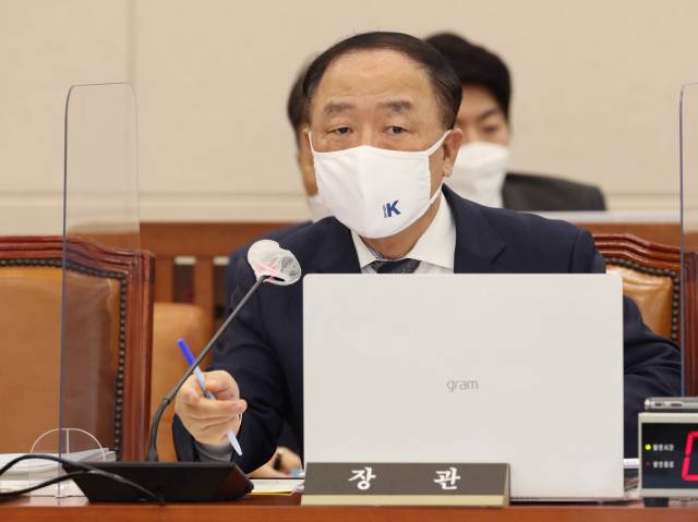 홍남기 경제부총리 겸 기획재정부 장관이 전날 국회에서 열린 기획재정위원회 전체회의에 출석해 답변하고 있다. /권욱 기자