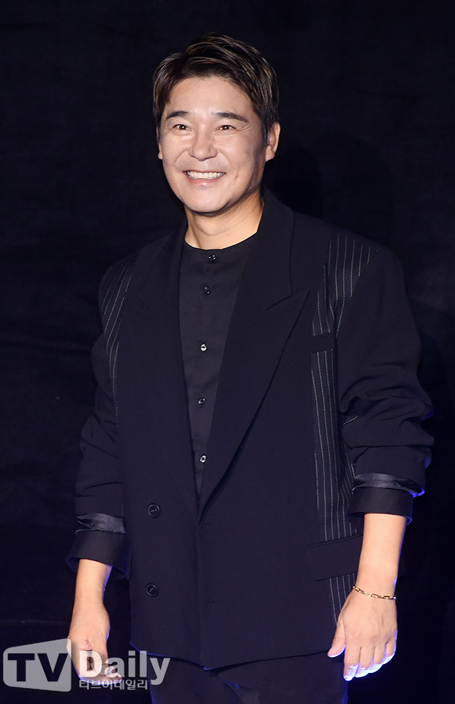 The entertainment industry was on alert when news of Im Chang-jung, who sang a celebration at the marriage ceremony of Lee Ji-hoon and Sei Ashinas couple, tested positive for Covid19.The results of the test are coming out one after another, but fortunately, no additional confirmation has been made so far, so the broadcaster can sigh for a while.Im Chang-jungs confirmation of Covid19 was reported on the night of the 9th.At the time, YES IM Entertainment said, Im Chang-jung was tested positive for Covid19 as a result of PCR testing for broadcasting recording.Currently, Im Chang-jung is being treated according to the guidelines for prevention, the agency said. We are also coordinating schedules such as broadcasting activities.The agency will comply with the guidelines of the anti-virus authorities and will do its best to the health and safety of The Artist and staff. The news of the confirmation of Im Chang-jung forced the broadcaster to take an emergency.He was on the first day of Regular 17th album The Day without Nothing, and he appeared in the public relations activities from entertainment to radio without stopping.Moreover, Im Chang-jung was also attracted to Lee Ji-hoon and Sei Ashinas marriage ceremony, which was attended by many entertainers.Singer IU, musical Actor Kai, Son Jun-ho, and comedian Shim Jin-hwa, Singer Hyun Jin-young, broadcaster Hong Seok-cheon and Jung Tae-woo attended the ceremony.Fortunately, however, it was reported that no additional confirmation occurred in the marriage ceremony.It was because Im Chang-jung left the marriage place shortly after the celebration.Lee Ji-hoons agency, Jupiter Entertainment, said, (Im Chang-jung) wore a mask at the ceremony and it was confirmed that he moved after staying for a while after the celebration.As soon as the contents were received, Lee Ji-hoon, his wife and five managers who helped marriage ceremony were also tested on the 9th and received a voice test.There are no additional confirmed cases at present. The agency said, This ceremony was held privately by family acquaintances, and it was conducted thoroughly in compliance with the guidelines for prevention such as individual partitions and vaccination confirmation.Family and guests are being guided according to the guidelines. The artists who attended the marriage ceremony also made a stand-in one by one.Son Jun-ho, who first sang the celebration, said on October 10, Son Jun-ho was judged to be negative. Lee Ji-hoons marriage ceremony was divided into one and two parts at the time. The first part was called with masks in order of IU, Kai and Im Chang-jung.And after more than an hour, in Part 2, Son Jun-ho was on stage alone wearing a mask. IU and Kai, who were on the first stage like Im Chang-jung, said, Although the movement did not overlap, we decided to take a diagnostic test today on a preemptive level.I will inform you when the results of the test come out later, he said.Tensions have risen sharply in the news of the confirmation of the celebritys Covid19, which has been heard for a long time, but no additional confirmation news has been heard and the entertainment industry seems to have passed the crisis once.Im Chang-jungs broadcast recording has already been going on a long time ago, so the probability of additional confirmation on the station seems low.Since the broadcasters are joining the Weed Covid wind one by one, it is a real problem from now on.As more and more audiences are scheduled to meet with entertainers, they can not completely relax.