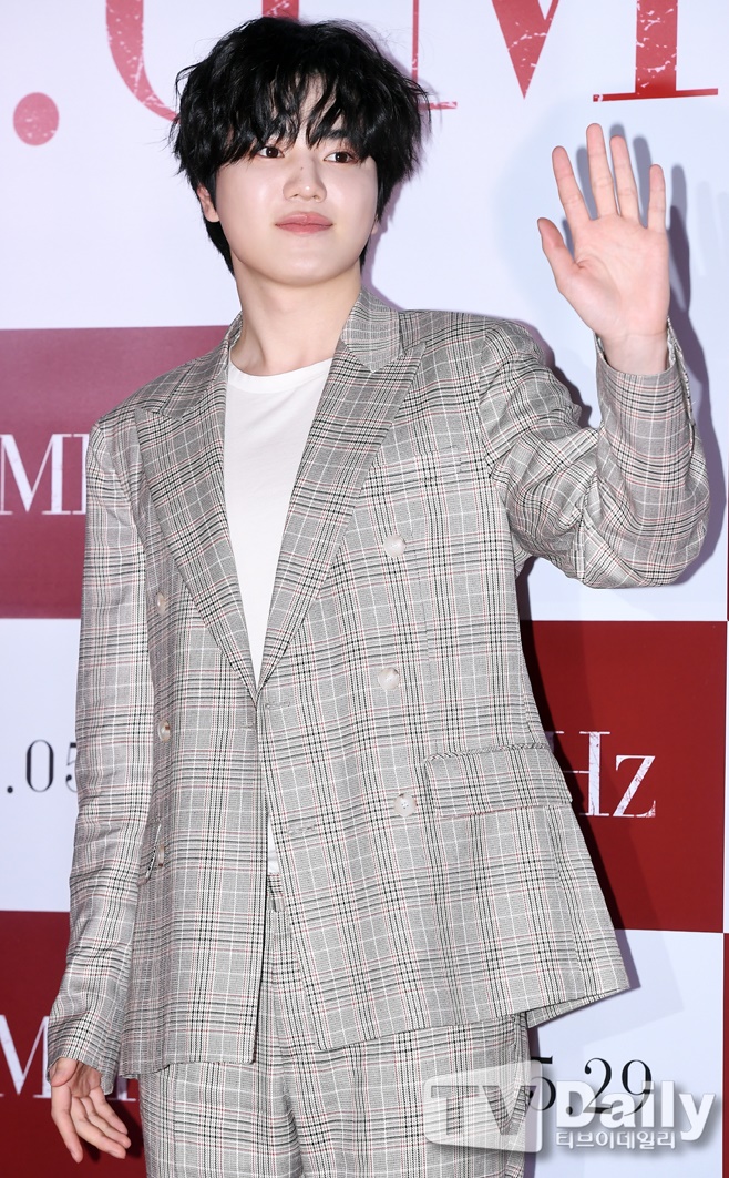 There is a suspicion of discrimination against the agency around the group Infinite member Sungjong.On the 9th, Sungjong wrote Not much (I will not say a lot) on his social network service account, which drew attention to the moment Sungjong left this article.Earlier, Woollim Entertainment, a subsidiary of the company, posted a notice on the sales of the 2022 season gritting.Season gritting refers to MD products such as calendars and diary with a specific entertainers appearance.The post contains the release of Nam Woo-hyuns season gritting.Among the Infinite members, Sungjong and Nam Woo-hyun are only members of Woollim Entertainment, and only Nam Woo-hyun related products are released.The fans have raised the claim that Sungjong is being treated by his agency, and while the controversy has grown online, Sungjong has left the above article.Sung Jong later made it clear that he left the article Im more upset that the Inspirit (official fandom name) is upset, Ill do well in conversation with fans, and left it conscious of this controversy.Meanwhile, Woollim Entertainment did not disclose its position.Recently, Woollim Entertainment has been criticized by fans for Lovelyz, whose contract has expired and whose full activity has ended.It was regrettable that the members were scattered after the sudden end of the activity while having a gap of more than a year since the release of the album in September last year.It is difficult to put the situation of Lovelyz, which ended the controversy and activities of Sungjong, on the same line, but there is a similar point in that it is causing the disappointment of the fans because of lack of communication.It is time for feedback to be taken to clear up suspicions.