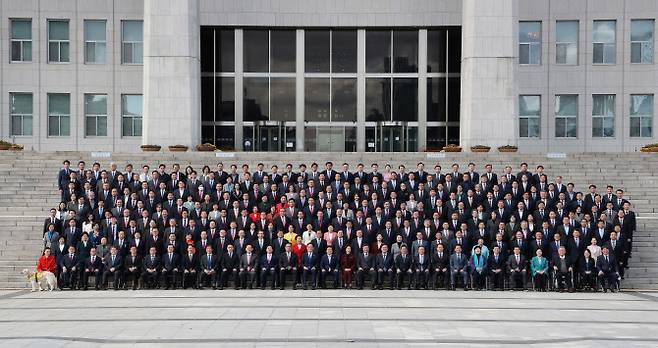 박병석 국회의장을 비롯한 여야 의원들이 11일 오후 국회 본청 앞 계단에서 21대 국회의원 단체사진 촬영을 하고 있다. (사진=국회사진기자단)