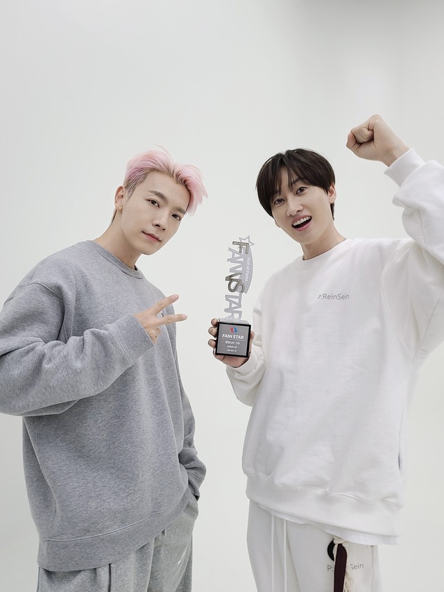Group Super Junior received the trophy for the 30th consecutive week of Fan & Star Singer ranking.On the 11th, Fan & Stars official SNS posted a picture with the article Super Junior has been delivered with the Fan & Star Trophy; Elf is the best.In the open photo, Super Juniors Eunhyuk and Donghae are smiling with a fan and star trot man ranking trophy.Super Junior ranked first for 30 consecutive weeks in the Fan & Star Singer rankings from January 1 to July 4, 2021.In addition, he won the World Wide Icon, Artist of the Year, and Fan & Star Choice Award at the Music Awards held on October 2, and showed the aspect of Hallyu King.