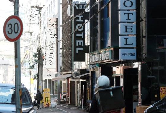 지난 2월 서울의 숙박업소 밀집지역. 뉴스1