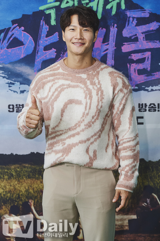 While singer Kim Jong-kook has declared a head-on breakthrough in the allegations of Royder (who raised muscle with drugs), a number of domestic YouTubers seem to be putting their strength in support of Kim Jong-kooks claim.Lee Young-jin, who is the director of urology and runs the YouTube Doctor Cornelin Daegu channel, said on October 10 that Kim Jong-kooks male hormone 9.24 is impossible for 46-year-old men?All the questions are answered by urologists. Lee Young-jin said in the video, Kim Jong-kook body is not made of drugs.I have seen a lot of men who have muscled with drugs, and like Kim Jong-kook, calm muscles and cracked muscles are not made of medicine.Its the result of a really intense Exercise, he explained.He also said, 9.24 is enough.Exercise is hard to find, and men in their 50s and older also have more than 10 to 11 figures.If Kim Jong-kook took the drug, it would have been much higher or lower. Kim Jong-kook is working hard on broadcasting, so he will be better. Our body is not trained to exercise.We maintain the relaxation of the mind and body, and the blood circulation should be good so that the body gets better.YouTuber surplus health is also the reason for the development of domestic fitness culture because of Kim Jong-kook. He has had a good influence on the public so that health can be a positive perception.I hope you will show your pride as a natural, not end with a doping test. Kim Jong-kook has an abnormally good body compared to his age in his class.But if it is the realm of faith, I will believe Kim Jong-kook instead of Greg Ducet. Kim Jong-kooks Exercise Love is a publicly known fact.Kim Jong-kook is a well-known exercise enthusiast who knows only the house, the gym, and the schedule through various entertainment programs.Kim Jong-kook opened the YouTube channel in June and started to share experiences and know-how accumulated through Exercise for 20 years.The news quickly made headlines among netizens, attracting 2.31 million subscribers (as of November 11) within five months of its opening.But Kim Jong-kook, who had been a successful YouTuber, recently climbed on the board in the face of Royder suspicion.Kim Jong-kook would have taken medication in the process of making muscles, said Canadian bodybuilder YouTuber Drek Ducet.Greg Ducet also posted additional videos, saying, I saw my age, physical condition, and Exercise and made the best guess based on my knowledge. I am also a user of HRT (hormonal replacement therapy).Personally, I think Kim Jong-kooks body is not natural. Kim Jong-kook then said: Its such a fun and exciting issue, its likely to be a good content to just move on, as a novice YouTuber, I just cant pass it on.We will conduct 391 doping tests based on the World Anti-Doping Agency (WADA), he declared.I believe that there will be a lot of consumption, but I believe it will be worth that much, he said. I sincerely thank many people who helped me.I hope that I can learn the maturity that recognizes and respects the difference. Kim Jong-kook, who has been explaining based on accurate grounds instead of silence, is paying attention to whether he will be able to take off the suspicion of Royder through future inspections.