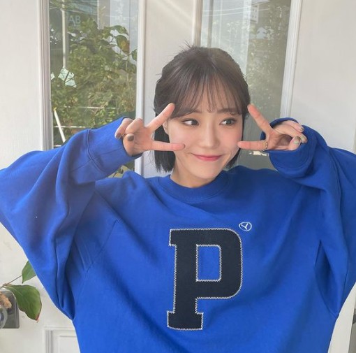 The Sister Heo Song-yeon of Heo Young-ji revealed her love for bread.On the morning of the 11th, Heo Song-yeon posted several photos on his instagram with the phrase My blue is Happy blue.In the open photo, Heo Song-yeon is calculating bread at a cafe, and the smile with bread overflowing in the tray makes him guess the affection for bread.Above all, while I felt the girl beauty, visuals and fresh smiles made the fans feel heartbreak.Meanwhile, Heo Song-yeon is from the OBS Gyeongin Broadcasting Announcer, who currently runs YouTube channel Hugsy TV and is communicating with fans.
