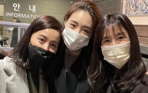 Actor Lee Soo-kyung left a shot of the Play Lear King certification.On the afternoon of the 11th, Lee Soo-kyung posted a picture on his instagram with the phrase It was a really wonderful performance with Princess Cordelia of Lear ~ the best.Lee Soo-kyung in the public photo took a self-portrait with Lee Yeon-hee and Seo Young-hee.The three of them showed off their extraordinary friendship by putting on a friendly shoulder and face to face.In particular, Lee Soo-kyung attracted peoples attention with a small face size that made the mask big and loose.Lee Yeon-hee and Seo Young-hee also drew peoples admiration with sophisticated visuals.Meanwhile, Lee Yeon-hee, Princess of Cordelia and the clown, played two roles in the play King Lear, including Lee Soon-jae, Soyu Jin and Oh Jung-yeon.