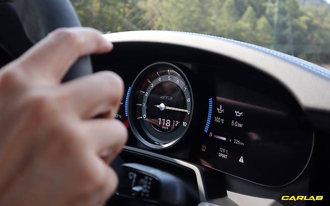 노랑에서 파랑으로 바뀌며 변속 시점을 알려주는 시프트 인디케이터. 911 RSR도 같은 색이다