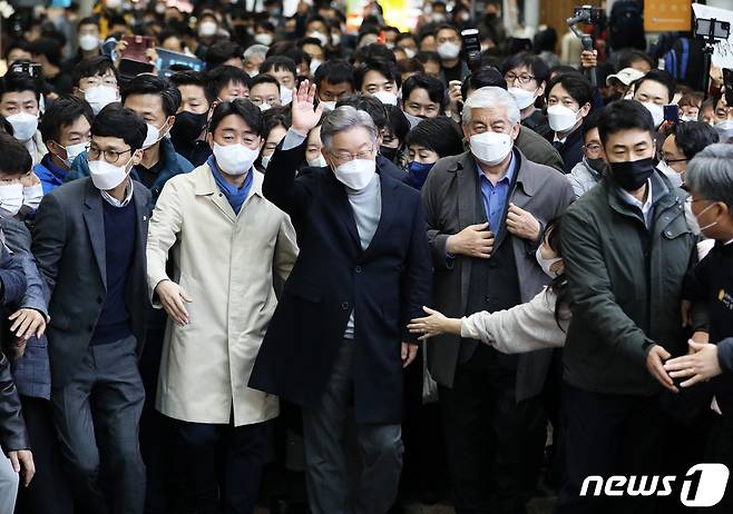 전국 민생탐방 투어에 나선 이재명 더불어민주당 대선 후보가 12일 오후 울산 중구 울산중앙전통시장을 찾아 시민들을 향해 손을 흔들고 있다. 이 후보는 이날 부산·울산·경남을 시작으로 약 8주간 버스를 타고 전국 곳곳의 목소리를 경청하는 매타버스(매주 타는 민생버스) 프로젝트에 돌입했다. 2021.11.12/뉴스1 © News1 오대일 기자