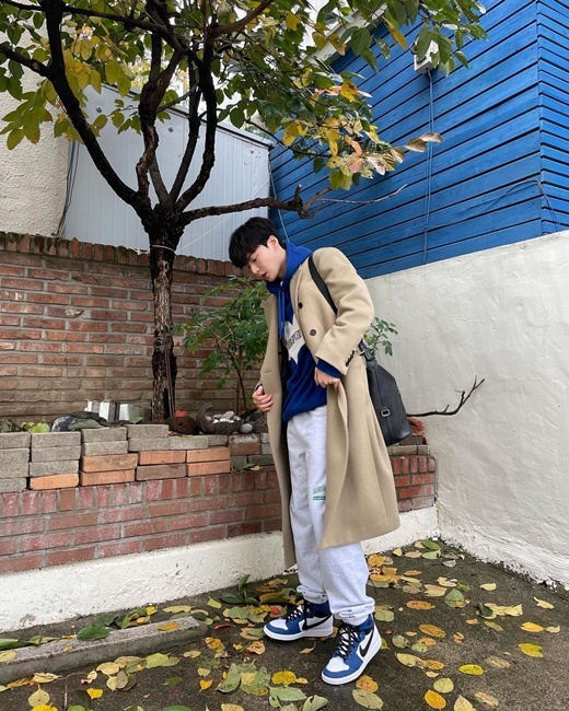 Actor Ahn Jae-hyun showed off his warm visuals.Ahn Jae-hyun posted several photos with the article Friday # Exercise Genius.In the open photo, Ahn Jae-hyun finished a fashionable look with a blue Robin Hoody, jogger pants, and a beige coat.Robin Hoodty and the color-fitting of sneakers feel the fashion sense of Ahn Jae-hyun.In particular, Ahn Jae-hyun is 186cm tall in profile and boasts a superior luxury that makes the long coat feel short.On the other hand, Ahn Jae-hyun is appearing on tvN Ahn Jae-hyun.