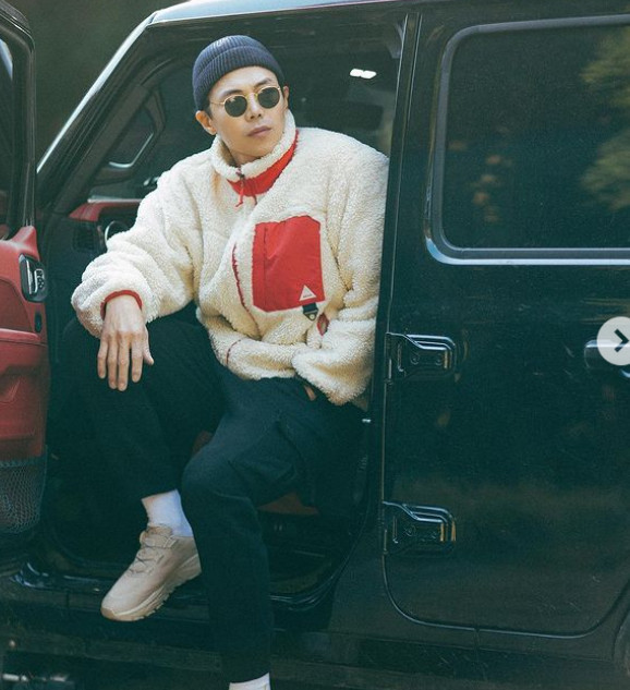 Actor Park Eun-suk showed off his tough charm.Park Eun-suk posted a picture on his instagram on November 11 with an article entitled Jeju Island Sal 42nd Day.Park Eun-suk in the public photo is wearing a beanie and wearing sunglasses and taking a nice pose in the car.Especially in the natural style that is not decorated, Park Eun-suks strong wildness attracts attention.Park Eun-suk has unveiled a comfortable Camping Life, fueling the car and sipping it.The tough anti-war charm that does not remind me of playing the soft and romantic Logani in the Penthouse series makes me feel excited.Meanwhile, Park Eun-suk appears on the web entertainment Where are you, Eun Seok!, which opens on November 17th.Where are you, Eun Seok! captures the road trip of Camping Deokhoo Park Eun-suk.