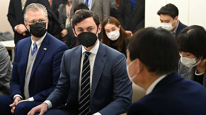 대니얼 크리튼브링크 미국 국무부 동아시아·태평양 담당 차관보(왼쪽)와 오소프 미 상원의원