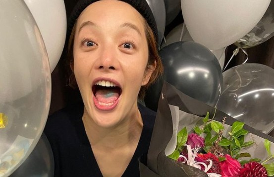Hwang Bo Ra said the end of the drama Dari and Gamja-tang.On the afternoon of the 12th, Hwang Bo Ra posted a picture on his instagram with the phrase Thank you for loving Dali and Gamja-tang and Goodbye Miri.In the open photo, Hwang Bo Ra took a picture with a balloon and a bouquet of flowers.Hwang Bo Ra drew attention with a happy look as she wore a cute beanie hat and opened her mouth.Kim Hye-soo, who saw the post, commented, Oh! ! ! !  ~ ~ ~ ~Hwang Bo Ra has been in public relationship with filmmaker Cha Hyeon-woo, the second son of Actor Kim Yong-gun and the younger brother of Ha Jung-woo since 2012.
