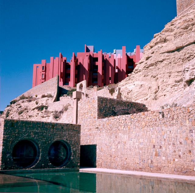 지중해 연안의 스페인 남부 도시 칼페의 절벽 위에 각진 요새처럼 세워진 아파트 '라 무라야 로하'. RBTA 홈페이지 캡처.