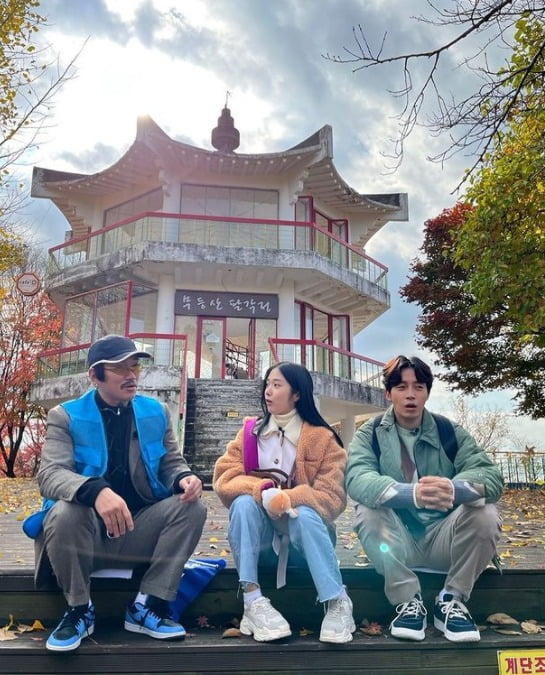 Broadcaster Lee Hye-sung, an announcer, has released a recent film with comedian Heo Kyung-hwan.Lee Hye-sung posted a picture on his instagram on the 13th with an article entitled Coupang Play Will you come with me?!In the photo released on the day, Lee Hye-sung and Heo Kyung-hwan sitting in front of Mudeungsan octagonal in Gwangju were included.The scenery of the autumn atmosphere is admiring.Lee Hye-sung joined the 43rd KBS bond announcer and declared freelancer in 2019.Now an announcer, Broadcaster Jun Hyun-moo, has overcome the Age gap between the 15-year-old and is openly committed since 2019.