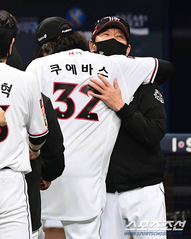 2021 프로야구 한국시리즈 1차전 두산베어스와 kt위즈의 경기가 14일 서울고척스카이돔에서 열렸다. KT 승리투수 쿠에바스가 팀의 4대2 승리를 확정짓고 이강철 감독과 포옹하고 있다. 고척=최문영 기자 deer@sportschosun.com /2021.11. 14/