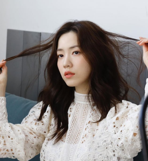 Actress Ryu Hwa-young from the girl group Tiara told her lovely daily life.Ryu Hwa-young posted three photos on his instagram on the 15th without any comment.Ryu Hwa-young in the public photo is looking at the camera with brown hair with thin wave.On the other hand, Ryu Hwa-young has recently confirmed his first starring film Site Sound and is preparing to return to the screen.Photo: Ryu Hwa-young SNS