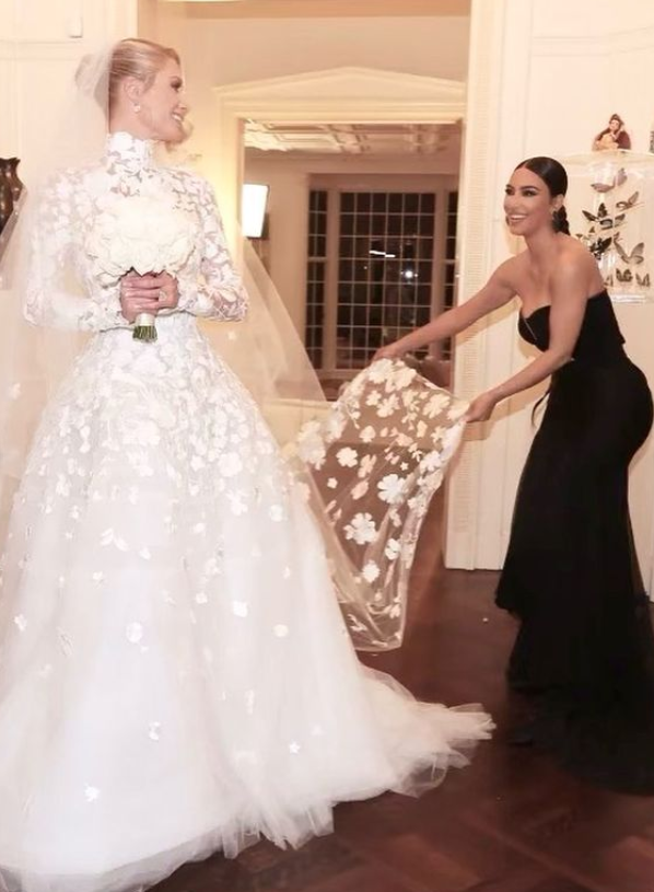 Her father, another Hollywood fashionista sister Kim Kardashian, 41, and Kendall Caitlyn Jenner, 26, caught the eye by looking for her best friends wedding venue in a embarrassing dress as if they were weaving.Kardashian was dressed in an off-shoulder dress with a narrow chest, Kendall Caitlyn Jenner in a dress with fewer clothes, as if she had deliberately ripped it off.The pair attended as wedding guests for Friend Paris Hilton and Lauren Perez, respectively, on Wednesday.Kardashian, a longtime friend of Hilton, is now in divorce after recently ending her six-year marriage to Kanye West.Hiltons wedding ceremony was held in Bel Air, Los Angeles, USA, where a colorful dress was lined up as well as the Academy Awards.In particular, Kardashian Choices an off-shoulder dress that looks like a mamaid line dress with a jog-shaped appearance.It was a glamorous dress with a glamorous body, and it was compared with the Choices Hilton in a noble dress with embroidery decorations up to the neckline with the main dress.Caitlyn Jenner had one more drink: Caitlyn Jenner visited the wedding of her best friend Lauren Perez, an influencer and fashion blogger, in Miami.With interest in what dress Perez wore, another guest, Bill Haley, wife of pop star Justin Bieber, told her everything: a mirror selfie posted on her social media.In the photo, Caitlyn Jenner was seen in an extraordinary costume with a pattern of slender ribbon patterns from clavicle to pubic bone.There were many exposed areas, so it felt more savage than bikini swimwear.The netizens responded that I would rather wear a wedding dress than wear this to my wedding ceremony and Think that Kendall Caitlyn Jenner came wearing this dress to your wedding.Meanwhile, Kardashian and Caitlyn Jenner are both the daughters of broadcaster and businessman Cristiano Ronaldo Caitlyn Jenner, with Cristiano Ronaldo Caitlyn Jenner having one male and three female children, including Kim Kardashian, between her ex-husband Robert Kardashian, and Kendall and Kylie Caitlyn Jenner between her second husband. Here.Cristiano Ronaldo Caitlyn Jenner, who is twice divorced, is now in a relationship with Corey Gamble, 25.Photo Source  Backgrid, Mega, Kim Kardashian SNS Bill Haley Beaver SNS
