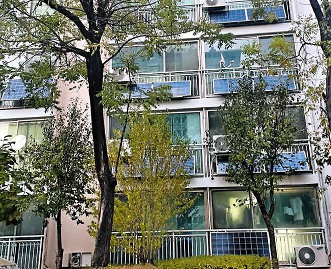 나무에 가려진 태양광 패널들 - 14일 오후 서울 노원구 한 아파트의 저층에 설치된 베란다형 태양광 패널들이 나무 그늘에 가려져 있다. 서울시 감사 결과에 따르면, SH 임대아파트 4만7660가구에 설치된 베란다형 태양광 설비 중 3828곳(8%)이 햇빛을 덜 받아 발전 효율이 떨어지는 1~2층에 설치됐다. 서울시는 이날 태양광 보급 등 박원순 전 시장이 추진했던 세 가지 사업에 대해 지적 사항 총 68건이 담긴 감사 결과를 공개했다. /장련성 기자