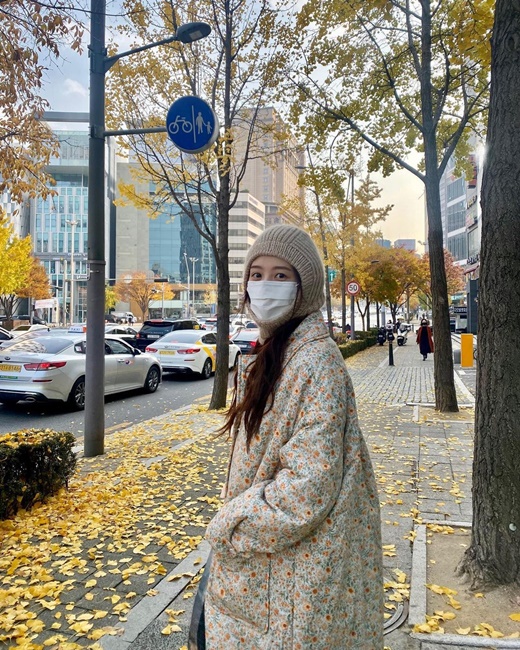 Kim Jae-kyung from the group Rainbow showed cute fashion.Kim Jae-kyung posted several photos on his instagram on the 14th with an article entitled New # Baraclava and Fall.In the photo, Kim Jae-kyung looked cutely at the camera wearing a beige balaclava (a winter hat covering his head and neck).The high quality that I can not believe I made it myself is surprising.Kim also wore a floral duffel coat and completed a comfortable yet youthful look, most of which was covered with masks and hats, but the beauty that could not be hidden caused the admiration.The netizens who saw this left various reactions such as Is Baraclava such a stylish thing?, It is beautiful to go, Daebak .. Jae Kyung is really good.