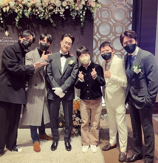Actor Kim Ji-seok left a certification shot celebrating the marriage of band Peppertons member Lee Jang-won and musical actor and singer Bae Da Hae.Kim Ji-Seok released a picture on his Instagram page on Saturday and wrote, The married man of problematic man. Congratulations, friend.In the photo, TVN problematic man cast members such as groom Lee Jang-won wearing a tuxedo, Kim Ji-seok, actor Ha Seok-jin, broadcaster Jeon Hyun-moo, Dottie, and model Joo Jae gathered together and attracted attention.Meanwhile, Lee Jang-won and Bae Da Hae held a private wedding ceremony in Seoul and signed a couples kite.