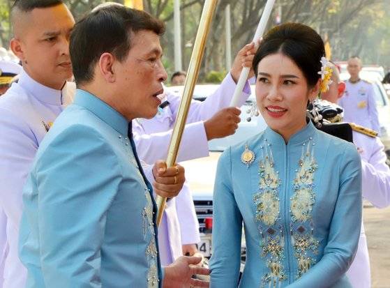 지난 1월 마하 와치랄롱꼰 태국 국왕이 후궁 시니낫 웡와치라파크디와 함께 있는 모습. EPA=연합뉴스