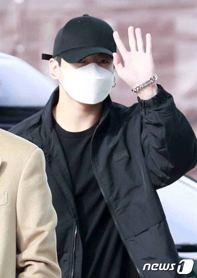 Incheon International Airport = Jungkook (BTS) departs for United States of America LA via Incheon International Airport on the afternoon of the 17th.BTS will appear on the United States of America CBS popular talk show The Lay Lay Show with James Corden (The Late Late Show with James Corden Show).On December 27-28, December 1-2, United States of America will hold Concert BTS PERMISSION TO DANCE ON STAGE - LA at Sofai Stadium in Los Angeles and meet fans.2021.11.17