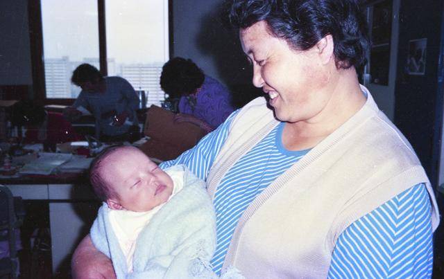 1985년 위탁모 한옥희씨가 생후 1개월 무렵이던 로라 루스씨를 안고 있는 모습. 해외입양인연대 제공