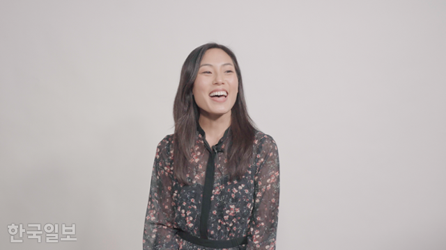 로라 루스씨가 14일 오후 한국일보 스튜디오에서 인터뷰를 하고 있다. 영상기획팀