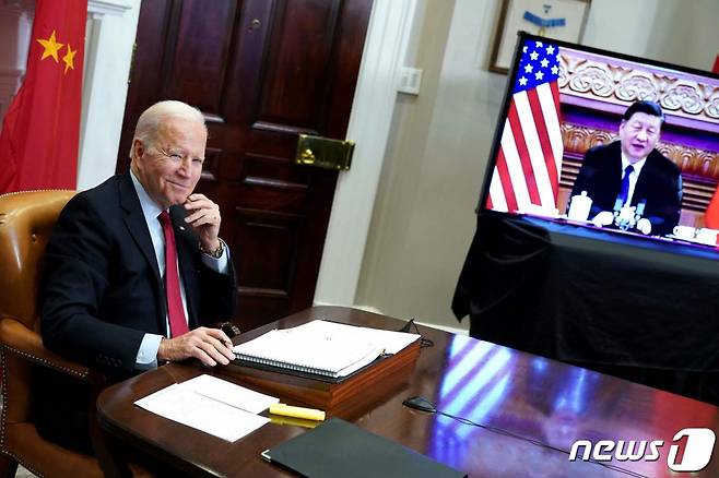 조 바이든 미국 대통령이 15일(현지시간) 워싱턴 백악관에서 시진핑 중국 국가주석과 화상으로 정상회담을 하고 있다.  2021.11.15./사진=(워싱턴 AFP=뉴스1)