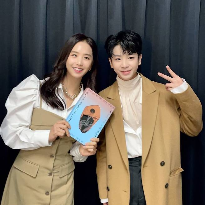 Lee Ji-ae, an announcer-turned-broadcaster, claimed to be a fan of Jung Dong-won.On November 17, Lee Ji-ae wrote on his personal Instagram account, This friend, did you ever get old without our secret?It is an impression that I felt when I heard the # youth of Jung Dong-won at the concert last year in Haeinsa.I can not explain how a teenage boy can express his sad feelings and emotions about youth leaving, not just singing well, but being a genius. # Jung Dong-won, starting with # Jung Dong-won, not # Mr. Trot # top6, # Jung Dong-won, # Jung Dong-won, 1st album # Nostalgia Media Showcase.It was definitely cute until a few months ago, but today it looks cool!I was shyly handed over to my first sign CD gift, but I was happy to say that it was Thousand Years of Love sister, not Thousand Years of Love aunt.  The photo includes Lee Ji-ae, who adds a full autumn mood, and Jung Dong-wons intimate two-shot, which transformed into a ear-style.Lee Ji-ae said, I am also a total mobilization of the universe from today.Lee Ji-ae was the album release showcase of Jung Dong-won.Jung Dong-wons first full-length album, Nostalgia, A Tree to Be generous, will be released today (17th) at 6 p.m.