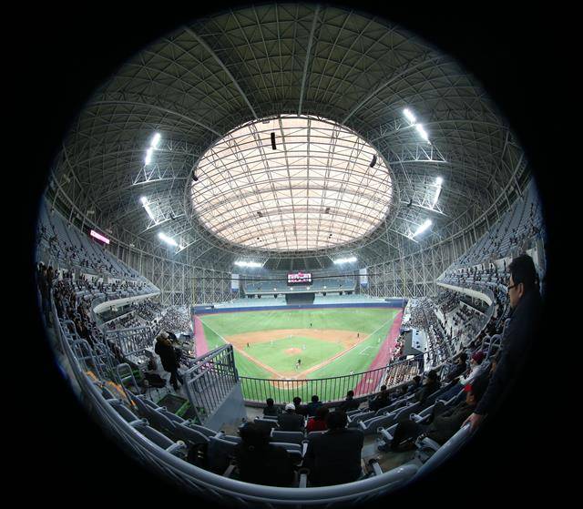2021 프로야구 한국시리즈가 열리는 고척스카이돔은 인조 잔디와 많은 실내 조명으로 수비하기에 어려운 구장으로 꼽힌다. 연합뉴스