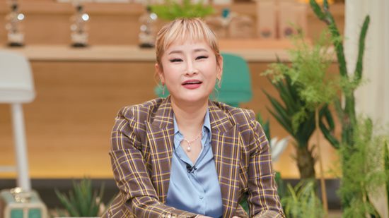 JTBCs Brave Solo Parenting - I Raise (hereinafter referred to as I Raise) will feature singer Park Seon-ju, revealing the form and daily life of a new family called Voluntary Solo Parenting.Park Seon-ju is currently separated from her husband Kang Leo and has been raising her 10-year-old daughter alone in Jeju Island for six years.Kang Leo, who dreams of restaurant operation and farming, Park Seon-ju, who wants to play music freely, and Amy, a daughter who likes Jeju Island, all three of them recognize their space of life to be happy.Amys reaction to her mother and fathers separation has also been revealed.Amys response, which resembles Park Seon-ju and Kang Leo, was more focused on Park Seon-jus voluntary Solo Parenting, as the performers responded that they were really cool families.Park Seon-ju and Amys day, which first revealed their daily lives, were also revealed.Park Seon-ju started meditation with Amy and English as soon as he got up, and Park Seon-ju Morning routine attracted attention that he could communicate with his children at the same time as studying English.Park Seon-ju also unveiled his own special education center.Park Seon-ju said, The most important thing in education is independence, and Amy showed her reading a book about India after she prepared for school.In addition, Park Seon-jus India education center for her daughter was also revealed, and she laughed at her 10-year-old daughter, such as Money must be rolled and No pay, no gain.On the other hand, the daily life and classes of Amys international school will be released on this day.In particular, Park Seon-ju has attracted attention by revealing a conviction education center that sent her daughter Amy to International School.Park Seon-ju and daughter Amys daily life, which will show another family form called Voluntary Solo Parenting, can be seen at JTBCs Brave Solo Parenting - I Raise It at 9 pm on the 17th.Photo = JTBC