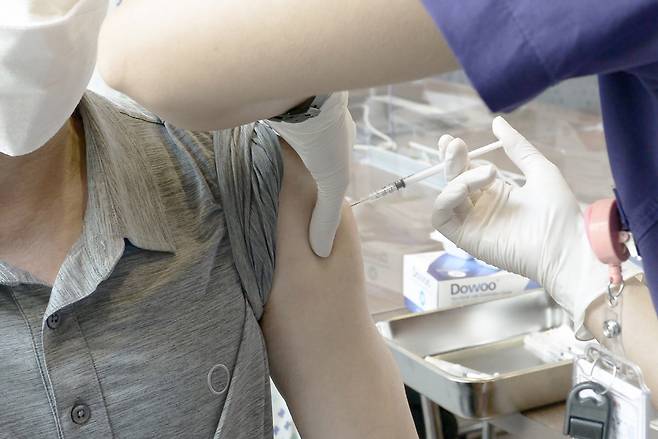 ◇겨울철이 다가오면서 코로나19 백신 뿐만 아니라 독감·폐렴·대상포진 등의 예방 백신 접종이 중요하다. 특히 면역력이 약한 영·유아와 고령층은 백신 접종이 더욱 권장된다.