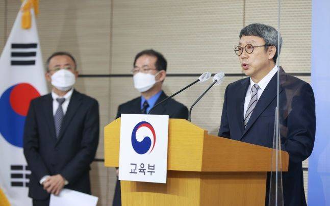 위수민 출제위원장(한국교원대 교수)이 18일 오전 세종시 정부세종청사 교육부에서 2022학년도 대학수학능력시험 출제 방향을 브리핑하고 있다. ⓒ교육부 제공