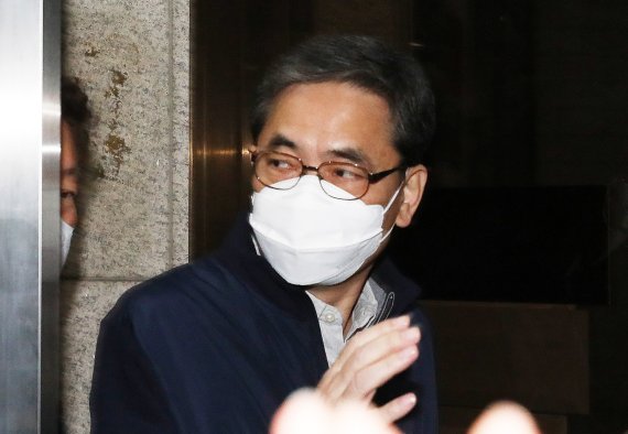 대장동 민간사업자들로부터 로비를 받았다는 의혹을 받는 곽상도 전 의원이 15일 오후 서울 양천구 남부지방법원에서 열린 국회 패스트트랙(신속처리안건) 충돌 사건 공판을 마치고 법원을 나서고 있다. /사진=뉴스1