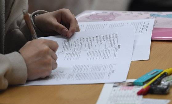 2022학년도 대학수학능력시험일인 18일 오전 서울 중구 이화여자외국어고등학교에서 수험생들이 시험 시작 전 막바지 준비를 하고 있다. 뉴스1