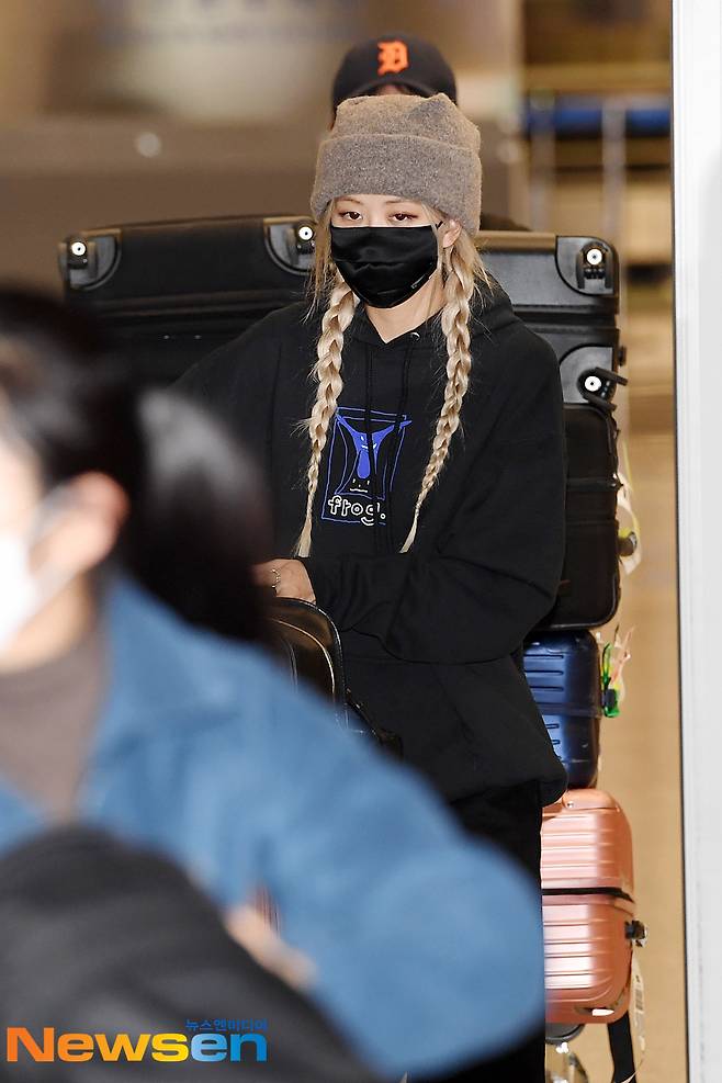 Black Pink member Rosé arrives from Los Angeles after completing his schedule at the Second Passenger Terminal of the Incheon International Airport in Unseo-dong, Jung-gu, Incheon, on the morning of November 18.