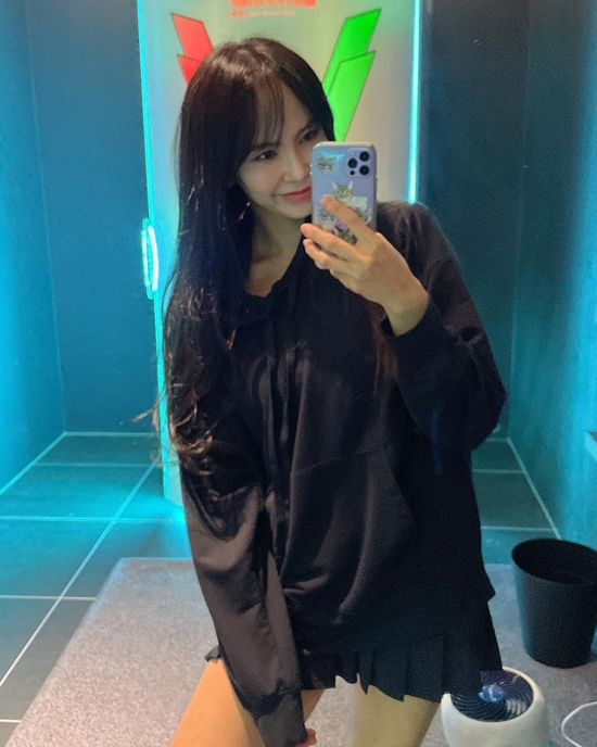 Ji-woo Kim posted a picture on his 18th day with an article entitled Lets pack it in winter on his instagram.The photo released included Ji-woo Kim, who wore a black T-shirt and a pleats skirt; Ji-woo Kim, who visited the shop for a tan, boasted an extraordinary percentage of taking mirror selfies.Ji-woo Kim said, I did not do it for a while, but my skin changed like flour again ... Turn into healthy skin.Meanwhile, Ji-woo Kim is married to culinary researcher Rayman Kim and has a daughter, Lua, in the meantime.Photo: Ji-woo Kim Instagram