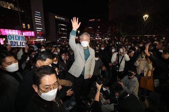 이재명 더불어민주당 대선 후보가 19일 대전 서구 갤러리아백화점 타임월드 일대에서 시민들과 인사하고 있다. 뉴시스