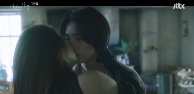 Go Hyun-jung has kissed Jae-young Kims mouth, who is jealous of her relationship with her husband.In the 11th episode of the JTBC drama a man who looks like you (playplayed by Yu Bora, directed by Lim Hyun-wook), which was broadcast on November 17, Seo Woo-jae (played by Choi Won-young) and jealous of the meeting between her husband Ahn Hyun-sung (played by Go Hyun-jung) who came to Ireland was portrayed.On this day, Seo Woo-jae drove after Jung Hee-joo while spending time with her husband Ahn Hyun-sung and young Anrisa (Kim Soo-an).Fortunately, Jung Hee-joo, who found Seo Woo-jae before he was caught in Ahn Hyun-sung, quickly dragged him back into the car and said, Go back, go wait.Im sorry. Jung Hee-joo was desperately clinging to Seo Woo-jae, who wanted to stand in front of her husband.Since then, when Seo Woo was waiting at home as Jung Hee-joo said, Jung Hee-joo hugged Seo Woo as soon as he returned home.However, Seo Woo Jae was not satisfied with this and grabbed Jung Hee-joo, who turned around, and said, Did you sleep? Did you sleep with the bastard?