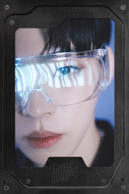 On the 19th, WM Entertainment, a subsidiary company, uploaded personal cuts of the first concept photo of ONFs sixth mini album Goosebumps, which will be released on December 3 through the official SNS channel.The released Teaser image focuses attention on the charismatic appearance of the members who are emitting charisma in the frame reminiscent of the parts of the machine.In addition to giving points to black-colored costumes with cold metal accessories, the deep eyes of each member staring at the front with transparent goggles give a special Aura and force.Especially, the barcode recognized in the faces and necks of the members leaves a stronger impact as it is a point that continues from the world view and concept that has been shown until this time.With a thicker cyber punk mood, ONFs more solid identity is showing off the curiosity of many fans waiting for this news.ONF ranked second on the Billboard World Digital Song Sales with its title song POPPING, a summer pop-up album released in August.In addition, it topped the iTunes Worldwide Song chart in the US and the K-pop Song chart for seven days, making it a significant record on overseas charts.In addition, it climbed to the top of the major music charts in Korea and became the number one spot immediately after the release of all the title songs released this year.In addition, he continued to perform as a popular boy group, continuing his record march in various parts, including exceeding 10 million views in two days after the release of the music video and recording the highest sales volume in the first place.On the other hand, ONF will release its mini 6th album Goosebumps through various music sites at 6 pm on December 3.Photo: WM Entertainment