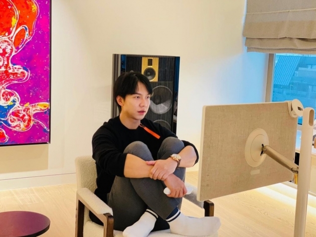 Singer and actor Lee Seung-gi shared her daily life at home.Lee Seung-gi posted several photos on his instagram on the afternoon of the 20th, along with an article entitled Lets watch from Netflix New World.Lee Seung-gi in the picture is dressed in a black knit and slacks at home. He is seriously monitored.The program Lee Seung-gi is watching is from the New World.Lee Seung-gi, Eun Ji-won, Kim Hee-chul, Jo Bo-ah, Park Na-rae, Kai and others appeared in New World is a virtual simulation entertainment that tells the story of an unpredictable event in a dream world, a utopia, survival mission, battle, and reversal.Meanwhile, Lee Seung-gi has been in public with Actor Lee Da-in since May.