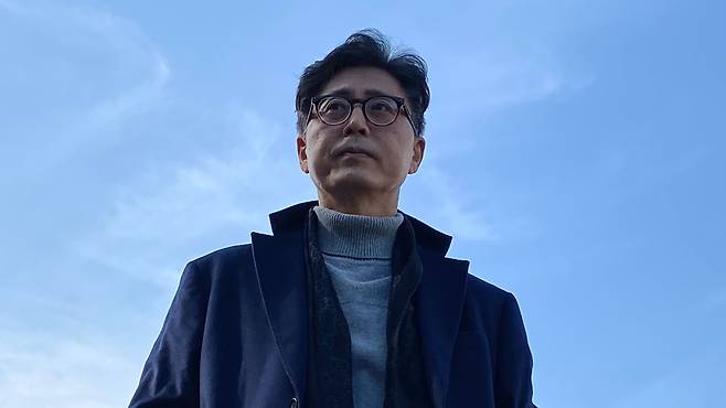 박주영 부산 지방법원 부장 판사. '어떤 양형 이유'에 이어 최근 '법정의 얼굴들'을 펴냈다. "자기 인생을 거는 데 5분, 10분을 할당받고 법정을 스쳐지나간 얼굴들, 힘들어하고 괴로워했던 그 얼굴을, 저는 기억하고 기록하려 합니다.”